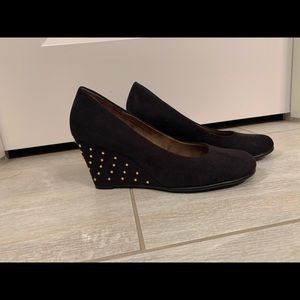Aerosoles plum tree black suede wedge size 7.5